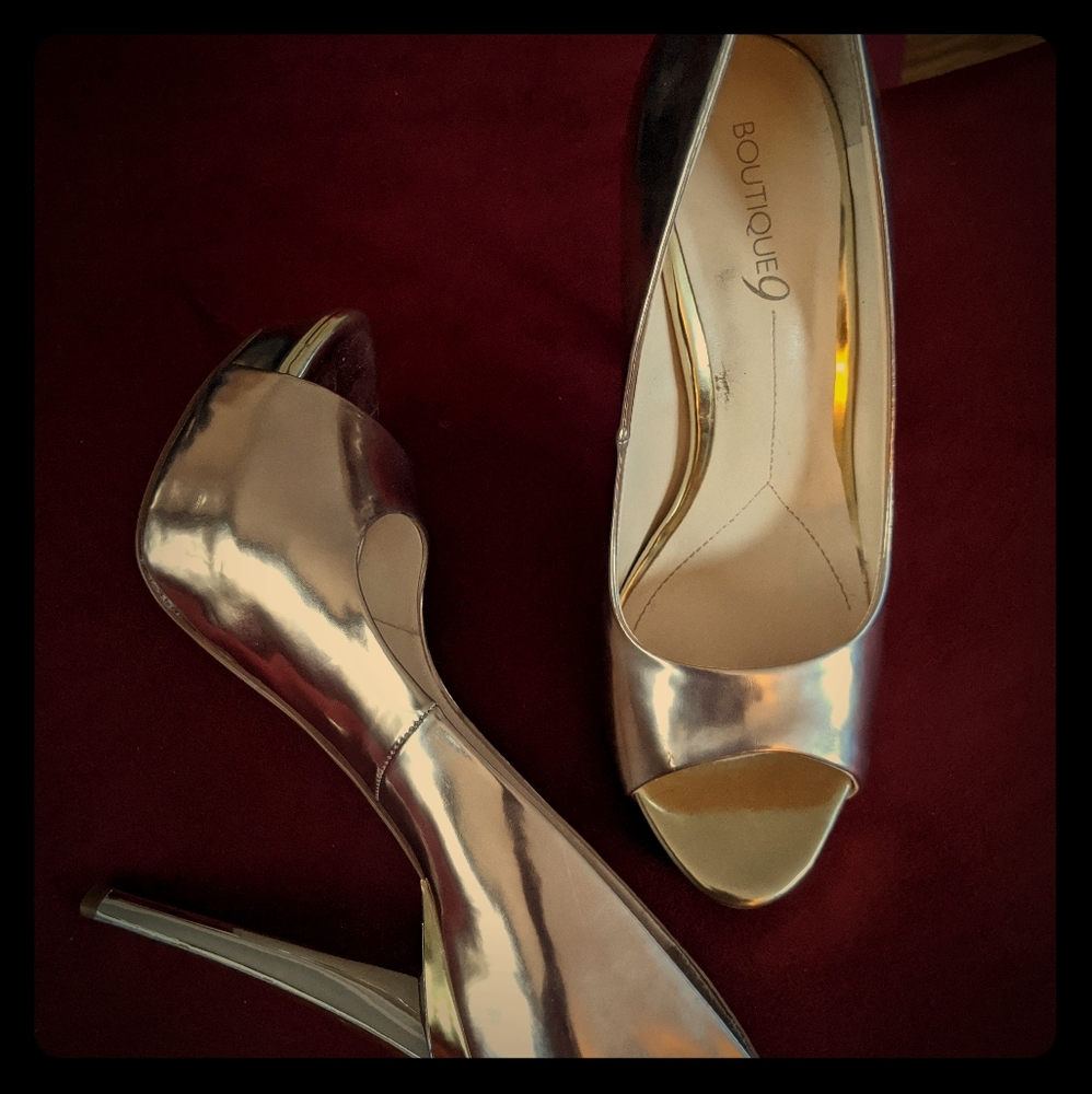 Metallic Gold Pumps!
